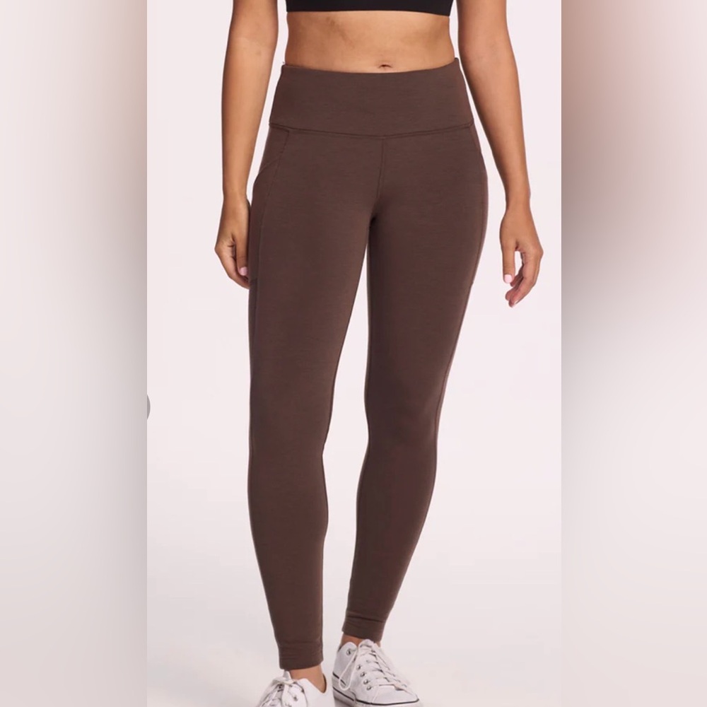 Merino wool high-waisted leggings with pockets.